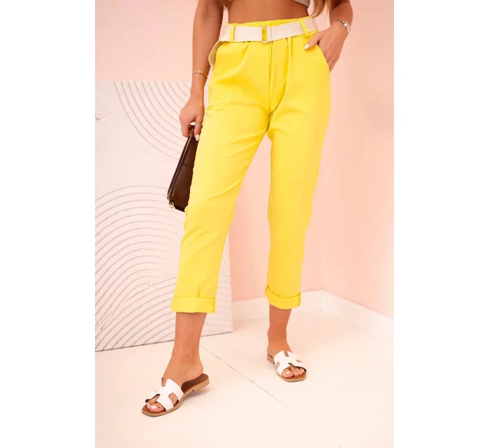 Dámské viskózové kalhoty s páskem a ohrnutými nohavicemi tmavě žlutá