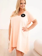 Dámské bavlněné šaty Plus Size s broží a výstřihem pudrově růžová