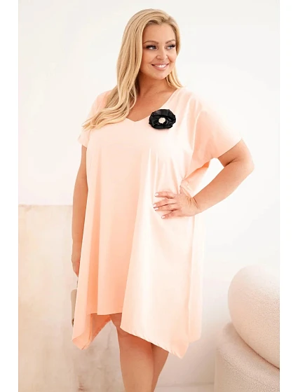 Dámské bavlněné šaty Plus Size s broží a výstřihem pudrově růžová Dámské bavlněné šaty Plus Size s broží a výstřihem pudrově růžová