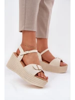 Dámské sandály na klínu s přezkou béžové model 21696184 - Boto Dámské sandály na klínu s přezkou béžové model 21696184 - Boto