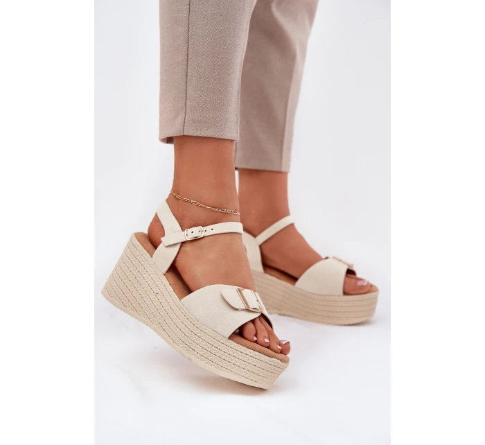 Dámské sandály na klínu s přezkou béžové model 21696184 - Boto Dámské sandály na klínu s přezkou béžové model 21696184 - Boto