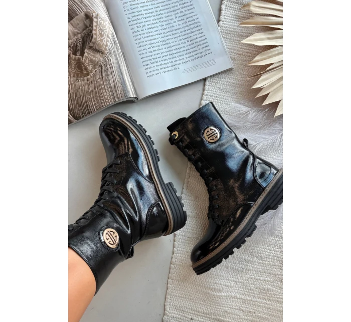 Lakované workery dámské s zlatým detailem zateplené černé model 21712830 - Boto Lakované workery dámské s zlatým detailem zateplené černé model 21712830 - Boto