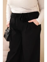 Dámské kalhoty Plus Size se širokým nohavicí a ozdobným květem v pase černé