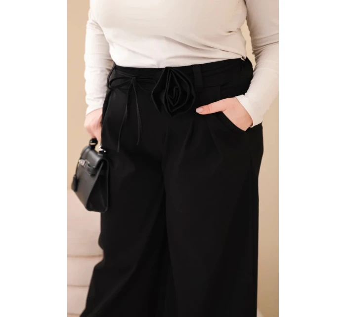Dámské kalhoty Plus Size se širokým nohavicí a ozdobným květem v pase černé