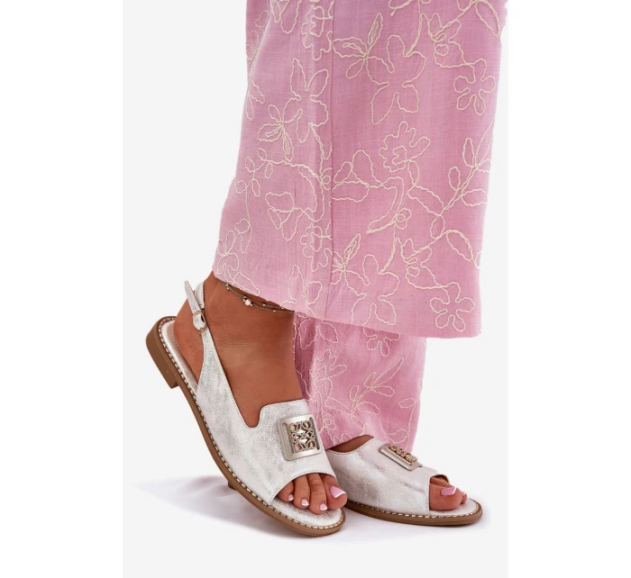 Elegantní Dámské Sandály Na Plochém Podpatku S Dekorací S.Barski KV51-082 Stříbrné Elegantní Dámské Sandály Na Plochém Podpatku S Dekorací S.Barski KV51-082 Stříbrné