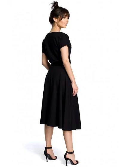model 18001768 Rozšířené šaty černé - BeWear model 18001768 Rozšířené šaty černé - BeWear