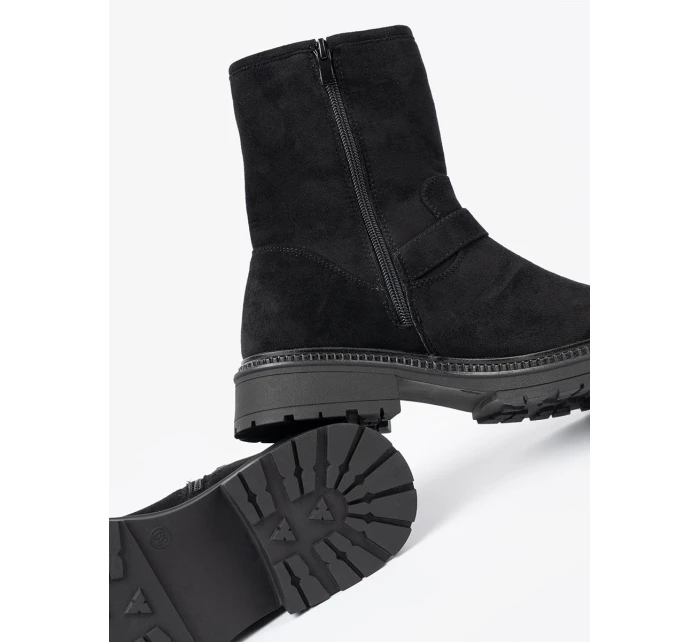 Stylové dámské černé kotníčkové boty na plochém podpatku Stylové dámské černé kotníčkové boty na plochém podpatku