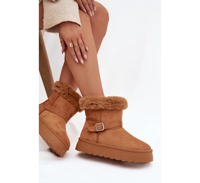 sněhule na platformě s přezkou a kožešinou Camel model 21821884 - Boto sněhule na platformě s přezkou a kožešinou Camel model 21821884 - Boto