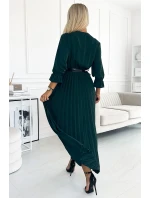 Dámské plisované maxi šaty v lahvově zelené barvě s výstřihem, opaskem a 3/4 rukávy model 22124213 - numoco basic