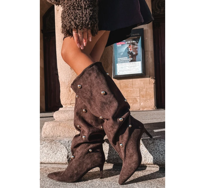 dámské kozačky na jehlovém podpatku se zlatými ozdobami hnědé model 21757799 - Boto