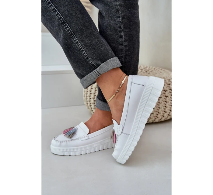 Kožené dámské mokasíny s třásněmi na platformě a klínu bílé model 21685448 - EVENTO