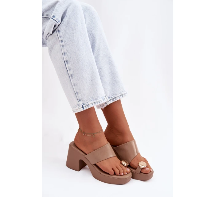 Dámské nazouváky na sloupkovém podpatku se zlatým detailem tmavě béžové model 22037686 - Boto