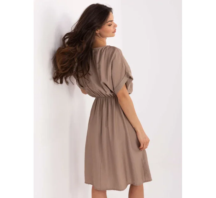 Sukienka MI SK model 21191100 ciemny bezowy - FPrice Sukienka MI SK model 21191100 ciemny bezowy - FPrice