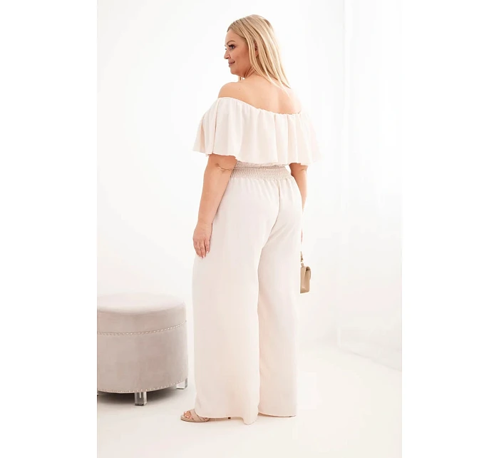 Dámská kombinéza Plus Size s model 22092410 výstřihem, volánem a širokými nohavicemi béžový - K-Fashion