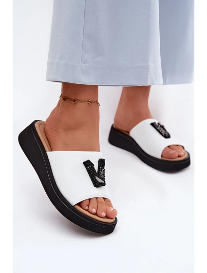 Kožené dámské pantofle s V na platformě  bílé model 22125929 - VINCEZA