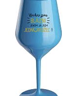 VŠICHNI JSOU BLÁZNI...JENOM JÁ JSEM JEDNOROŽEC! - modrá nerozbitná sklenice na víno 470 ml