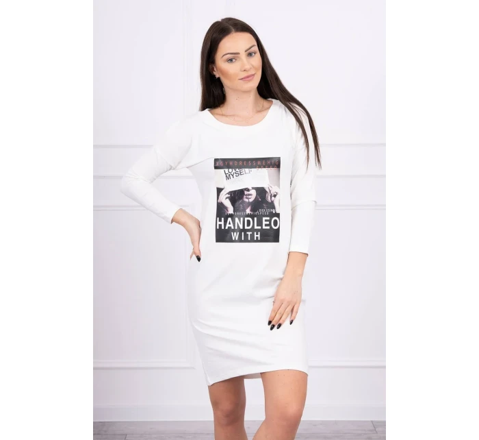 model 18744064 se šaty s potiskem v barvě ecru - K-Fashion