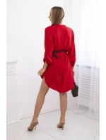 Šaty s delšími zády a pásem červený