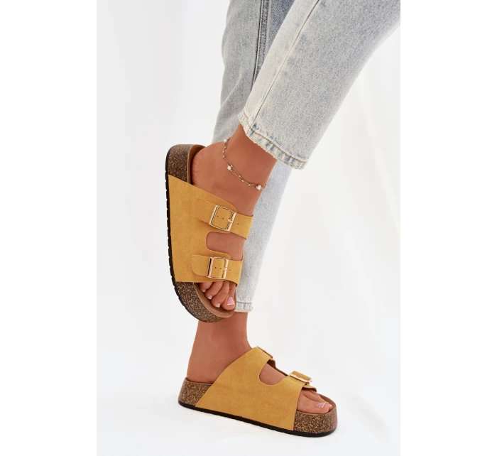 Dámské pantofle na korkové platformě se zlatými sponami Žluté model 21919307 - EVENTO