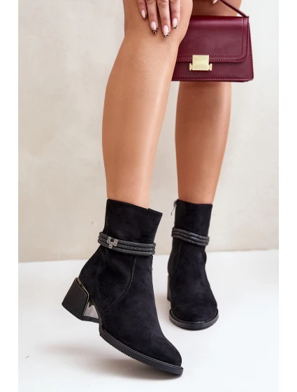 Zateplené dámské boty na nízkém podpatku s ozdobnými pásky D&A MR880-027 černé