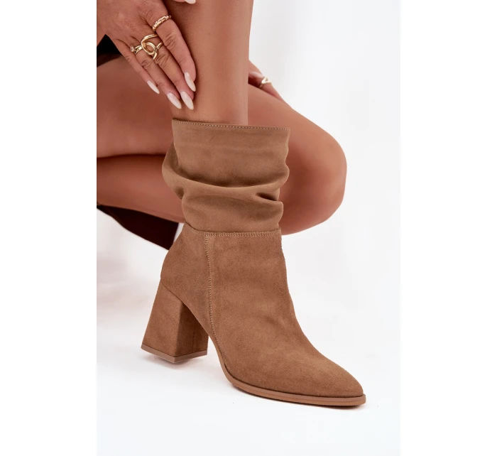 Dámské zateplené kotníkové boty z přírodního semiše na sloupkovém podpatku – béžové Dámské zateplené kotníkové boty z přírodního semiše na sloupkovém podpatku – béžové