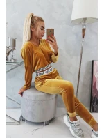 Velurová souprava s kapucí v hořčicové barvě Velurová souprava s kapucí v hořčicové barvě