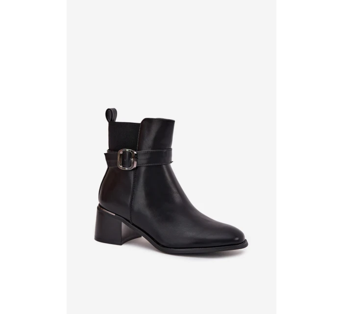 Dámské kotníkové boty Sylira na sloupku s páskem a přezkou – černé Dámské kotníkové boty Sylira na sloupku s páskem a přezkou – černé