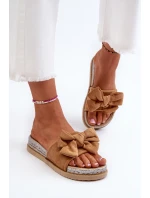 Dámské žabky na platformě s mašlí Camel model 21653345 - Boto Dámské žabky na platformě s mašlí Camel model 21653345 - Boto