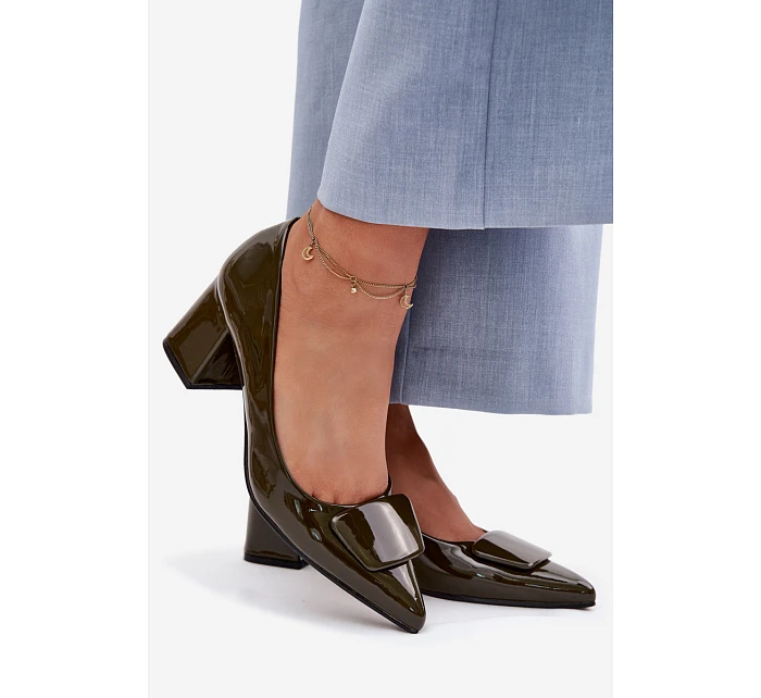 Lakované lodičky na podpatku s ozdobou tmavě zelené Isoline