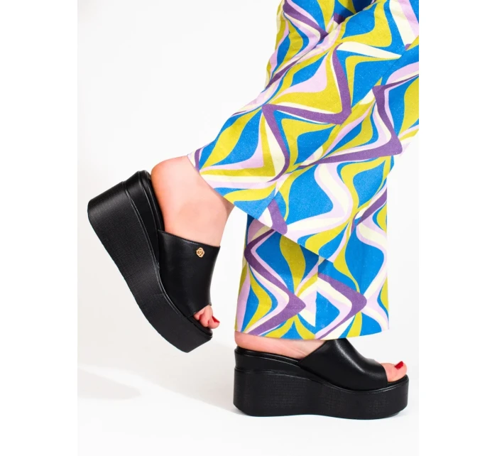 Exkluzívní černé dámské nazouváky na klínku Exkluzívní černé dámské nazouváky na klínku