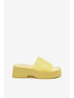 Dámské sandály s páskem Žluté model 22107247 - Boto Dámské sandály s páskem Žluté model 22107247 - Boto