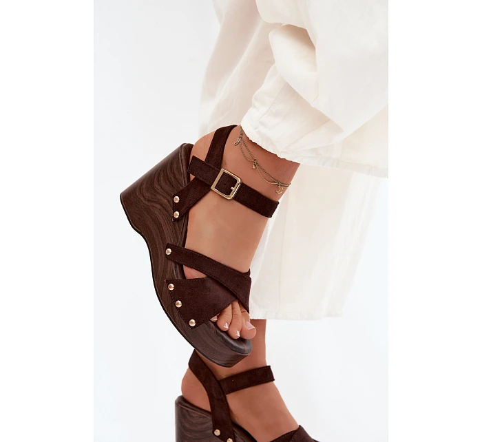 Dámské sandály na platformě se zlatými přezkami Čokoládové model 22122855 - Boto