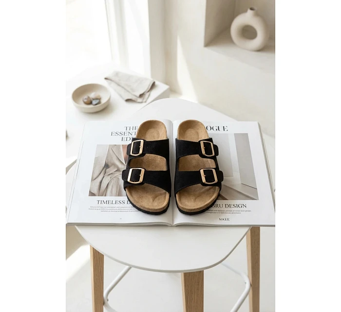 Semišové pantofle na korkové podrážce s přezkami Černé model 22120832 - Boto