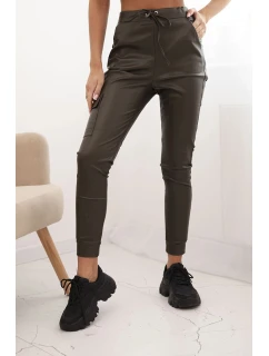 Dámské kalhoty z ekokůže s kapsami a šněrováním v pase khaki