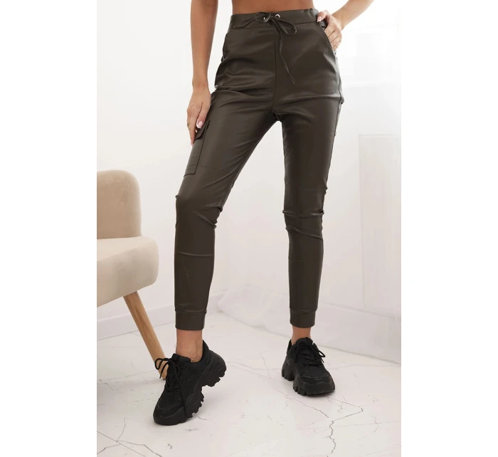 Dámské kalhoty z ekokůže s kapsami a šněrováním v pase khaki