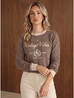 Dámský svetr s potiskem Vintage Vibes v barvě fango od FashionStreet MY2631 Dámský svetr s potiskem Vintage Vibes v barvě fango od FashionStreet MY2631