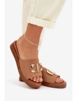 Dámské pantofle s zlatým detailem Camel model 22027934 - Boto Dámské pantofle s zlatým detailem Camel model 22027934 - Boto