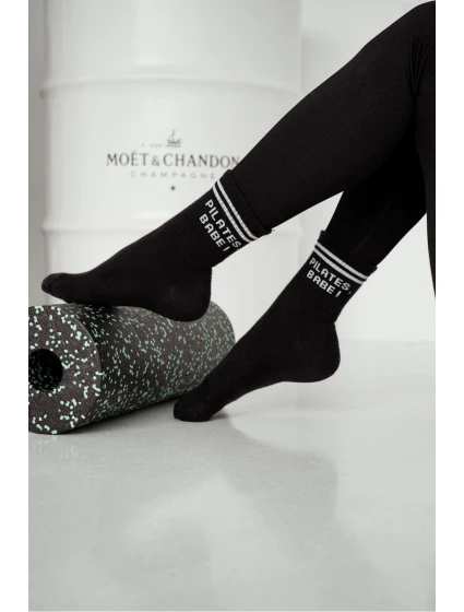 Dámské ponožky s nápisem „PILATES, BABE!“ – černé