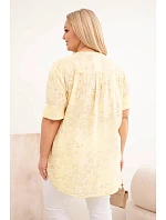 Dámská bavlněná halenka pro model 22069837 s krátkým rukávem a ozdobným knoflíkem žlutá - K-Fashion