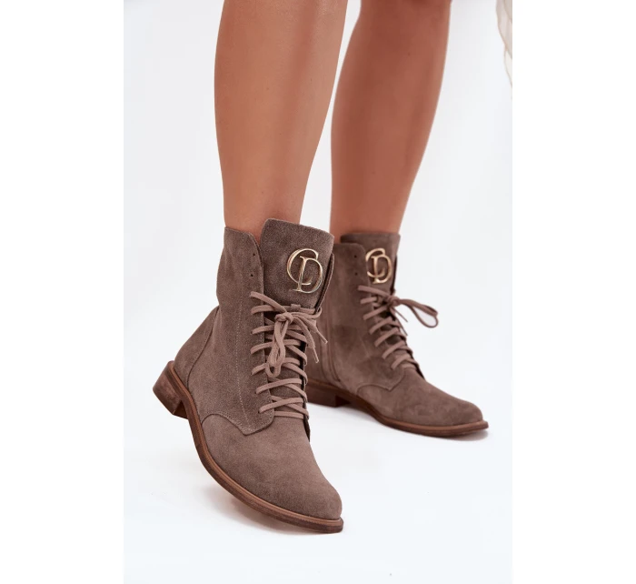 semišové workery s zlatým detailem na tmavě béžové model 21707504 - Zazoo semišové workery s zlatým detailem na tmavě béžové model 21707504 - Zazoo