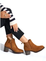 Pohodlné hnědé dámské kotníčkové boty na širokém podpatku Pohodlné hnědé dámské kotníčkové boty na širokém podpatku