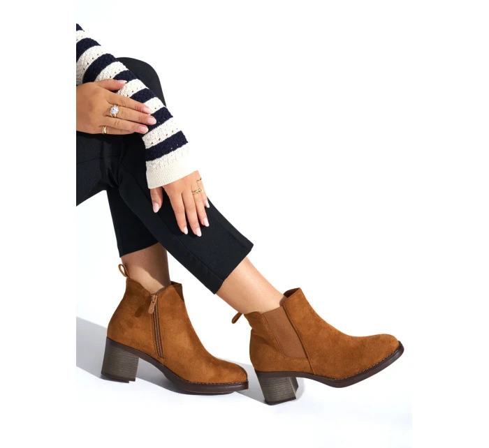 Pohodlné hnědé dámské kotníčkové boty na širokém podpatku Pohodlné hnědé dámské kotníčkové boty na širokém podpatku