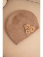 Dámská čepice s ozdobnými model 21489440 květinami elegantní černá - K-Fashion