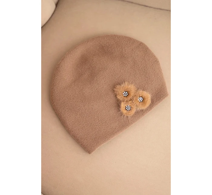 Dámská čepice s ozdobnými model 21489440 květinami elegantní černá - K-Fashion