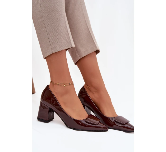 Dámské lakované lodičky na blokovém podpatku s ozdobou Isoline – čokoládové Dámské lakované lodičky na blokovém podpatku s ozdobou Isoline – čokoládové