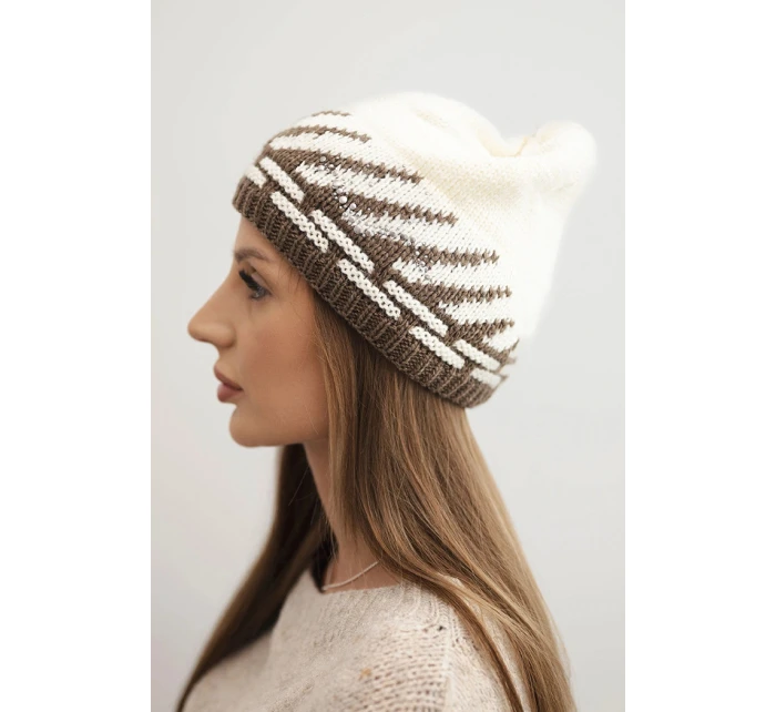 Dámská zimní čepice z vlny s geometrickým vzorem a kamínky K469 ecru