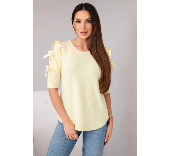 Dámský svetr s krátkým rukávem a ozdobnými mašličkami žlutý