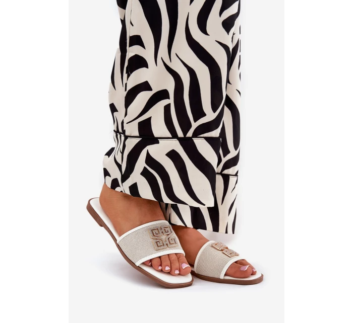 Elegantní dámské pantofle s ozdobou na plochém podpatku bílé model 21685539 - Boto