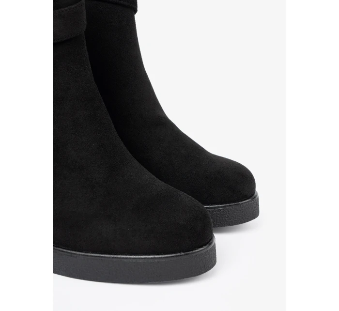 Exkluzívní černé kotníčkové boty dámské na klínku Exkluzívní černé kotníčkové boty dámské na klínku