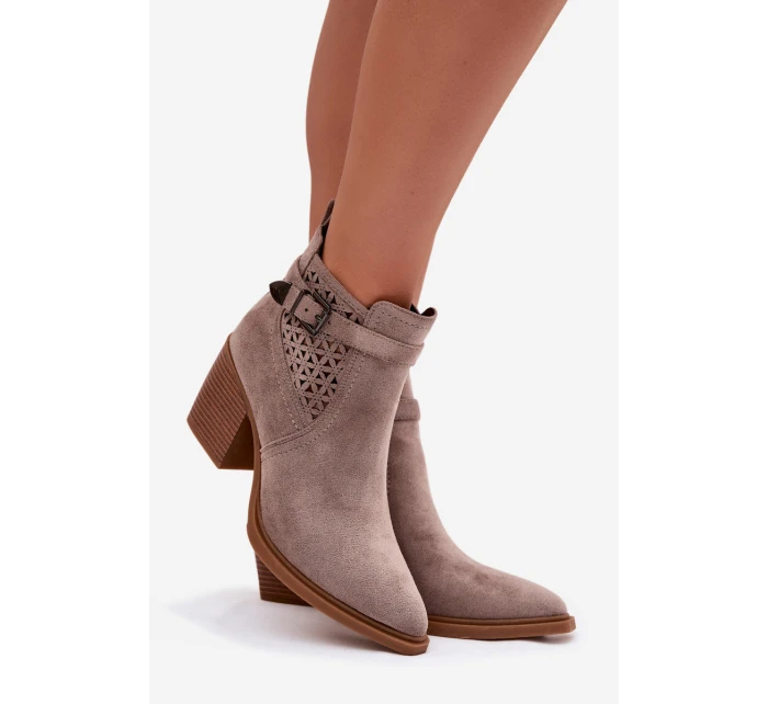 Dámské perforované kotníkové boty na podpatku s vzorem a zlatým sponou tmavě béžové model 22009815 - Boto